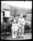 Le Bosquel (Somme). Carnaval : deux enfants déguisés en "Pierrot"