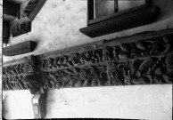 Intérieur du château de Francières : détail d'un rinceau de bois ancien du XVIIe siècle. Tête de poutre