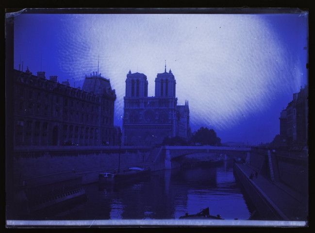 451 - Notre-Dame de Paris - vue prise sur le pont - juillet 96