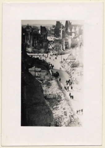 Amiens. La rue des 3 Cailloux, la rue Delambre, la place Gambetta et l'Hôtel de Ville après les bombardements de 1940