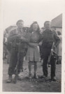 Libération de Molliens-Vidame. Une jeune fille posant avec deux soldats