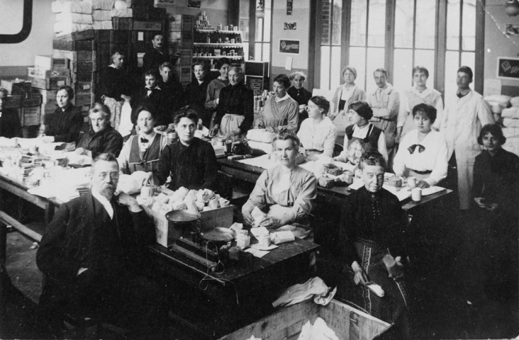 Guerre 1914-1918. L'atelier de confection de colis adressés aux prisonniers, installé à la société industrielle