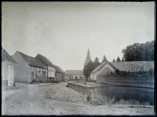 Martinsart (Somme). Vue générale du centre du village : Grande Rue, la mare, l'église