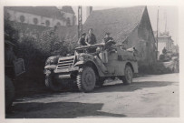 Libération de Molliens-Vidame. Passage des véhicules militaires anglais dans une rue de Molliens en contre bas de l'église
