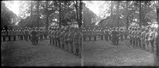 Environs de Genvry (Oise). Soldats du 2e Régiment d'Artillerie de Campagne (R.A.C.) au garde à vous pour les adieux du lieutenant-colonel Chavelet