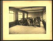 Reconstruction de la Fabrique Française de Gazes à Bluter (F.F.G.B.) à Sailly-Saillisel (Somme). Ouvrières au travail dans l'atelier d'ourdissage