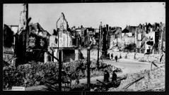 Amiens. Les ruines après les bombardements. Place Gambetta