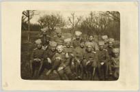 CARTE-PHOTO MONTRANT UN GROUPE DE SOLDATS DE LA LEGION RUSSE EN FRANCE. ECRITE AU RECTO EN CARACTERES CYRILLIQUES ET DATEE GUERET, 5 JUIN 1918