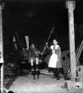 Portrait d'enfants jouant à la balançoire sous un hangar