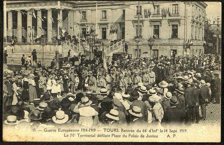 Guerre européenne 1914-1919. Tours, rentrée du 66e d'Infanterie le 14 septembre 1919. Le 70e d'Infanterie défilant place du Palais de Justice
