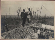 Dans la Somme. Mr Clémenceau et son fils à l'emplacement de l'église de Maurepas