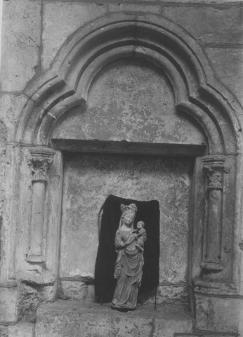 Détail de la façade de l'église de l'abbaye de Saint-Martin-aux-Bois (Oise) : statue de Vierge à l'enfant dans une niche