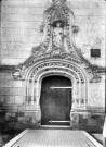 Eglise de Liercourt, vue de détail : le portail sculpté