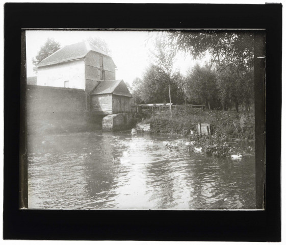 Authuille (Somme). Vue générale du moulin à eau au bord de la rivière Ancre