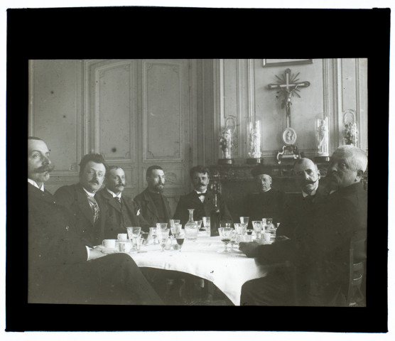 [Les membres de la Société Photographique de Picardie photographiés au cours d'un repas]