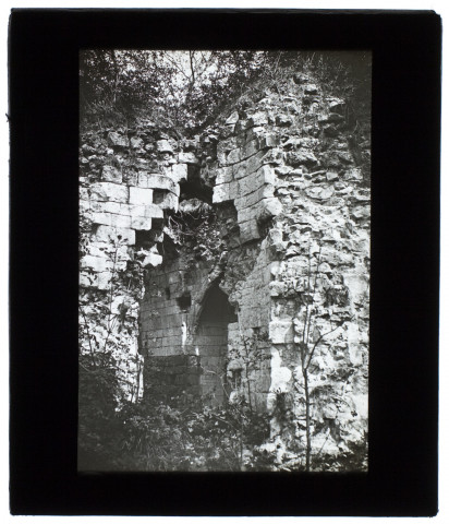 [Ruines d'un édifice non identifié. Lieu à localiser]