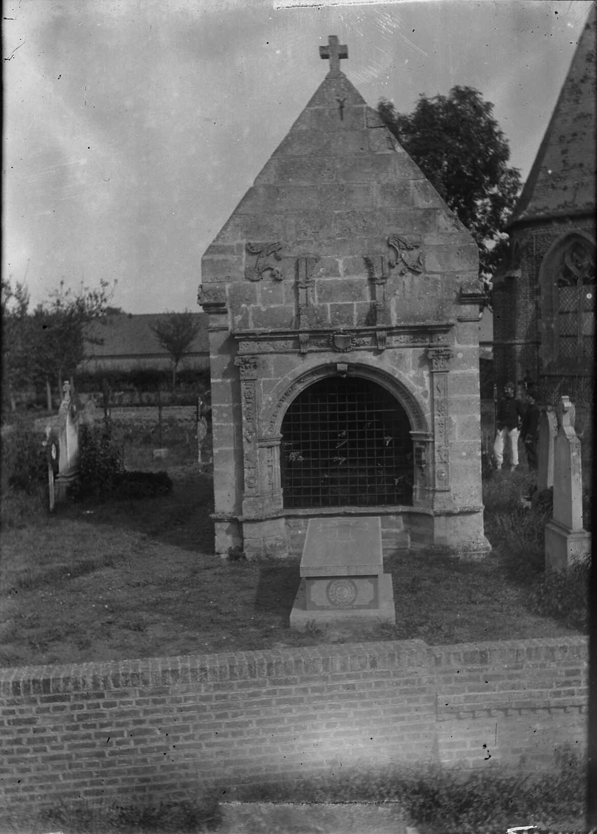 Façade d'un tombeau dans le cimetière de Laucourt
