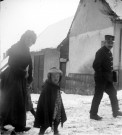 Le facteur, une femme et un enfant sous la neige