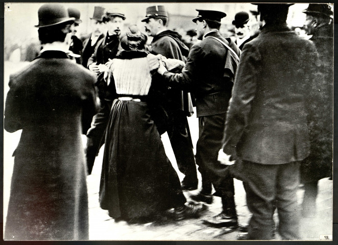 Arrestation d'une femme lors d'une manifestation vers 1910