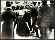 Arrestation d'une femme lors d'une manifestation vers 1910
