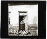Martinsart (Somme). Catherine Labateux et ses poules