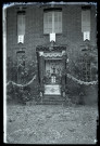 Tentures de deuil à l'entrée de la Maison Saint-Vincent de Paul.