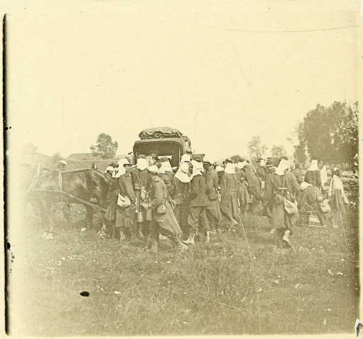 Manoeuvres militaires dans la Somme et l'Oise : soldats près d'une cantinière