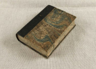 Boîte cartonnée en forme de livre sur laquelle est inscrit "Souvenirs de la Guerre 1914-1916"