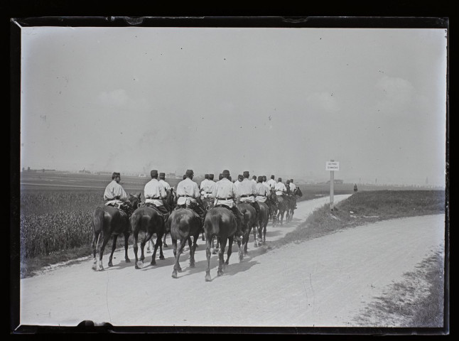 Chasseurs à cheval route de Saleux - juin 1902