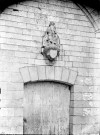 Eglise, statue au dessus d'une porte