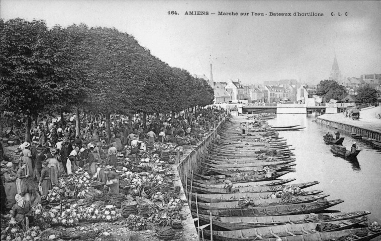 Marché sur l'eau - Bateaux d'hortillons