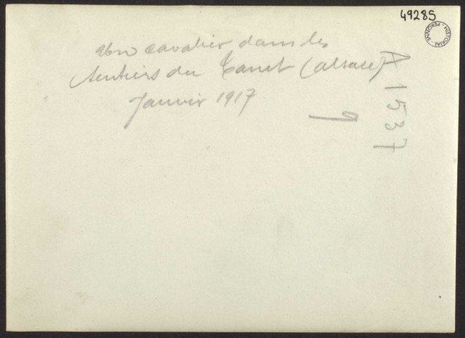 UN CAVALIER DANS LES SENTIERS DU TANET (ALSACE). JANVIER 1917