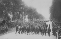 Guerre 1914-1918. Le défilé des enfants des écoles sur les boulevards lors des fêtes de l'armistice