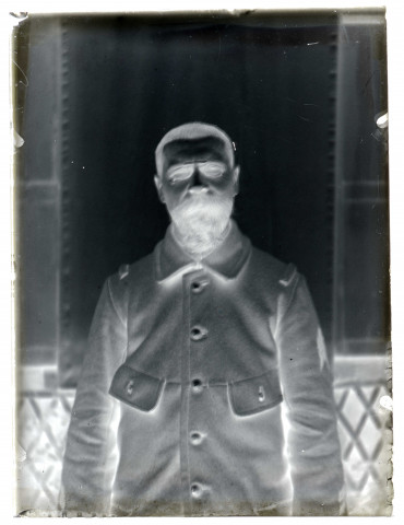 Portrait d'un homme barbu à lunettes en uniforme