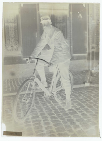 Portrait de Joseph Florin en uniforme du 72e Régiment d'Infanterie sur sa bicyclette
