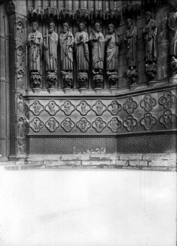 Cathédrale d'Amiens, vue de détail : les sculptures du portail central