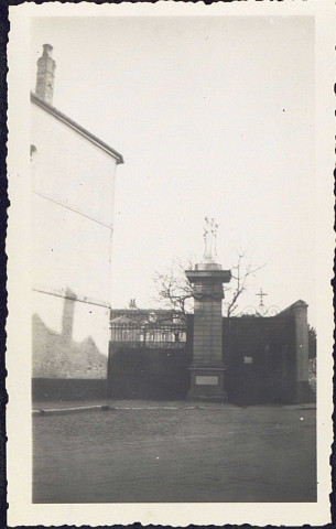 Abbeville. Vierge du voeu de Louis XIII au milieu des ruines du 20 mai 1941