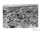 Amiens. Vue aérienne de la ville : le centre ville, la cathédrale, le parc Saint-Pierre, la Somme, le quartier Saint-Leu