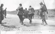 Transport d'un blessé allemand par ses camarades - German soldiers carrying a conrade who is wounded
