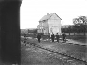 Les employés de chemin de fer traversant la voie ferrée