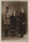 Portrait en uniforme de Fernand Carré avec sa femme et son fils