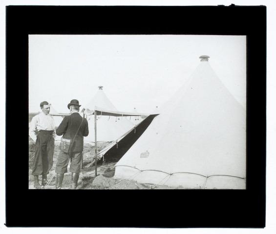 [Un photographe de la Société photographique de Picardie discutant avec le lieutenant de Santeul devant sa tente]