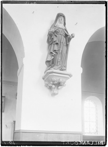 Eglise, vue intérieure : statue de sainte
