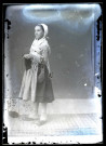 Cayeux-sur-Mer. Jeune fille tricotant