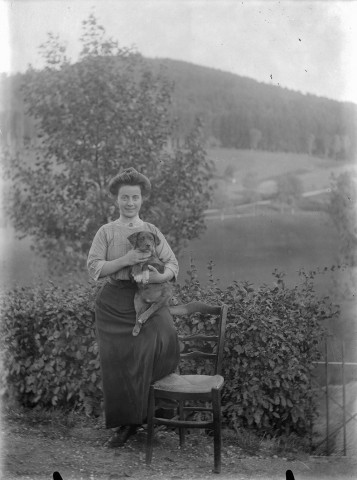 Portrait de famille de M Durand, une femme avec son chien