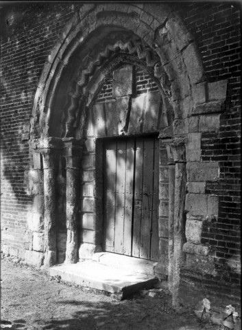 Eglise de Saint-Aurin, vue de détail : le portail