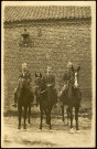 Carte photo représentant trois soldats de cavalerie