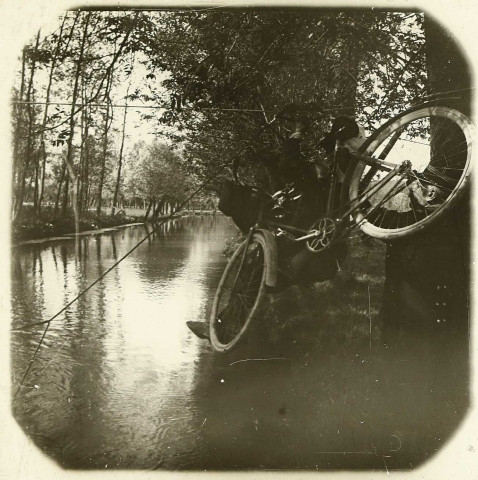 Manoeuvres militaires de Picardie du 2e Corps d'Armée : passage d'une bicyclette au dessus d'une rivière au moyen d'une tyrolienne