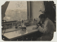Pierre Pilette installé devant sa paillasse de laboratoire. Analyse au microscope