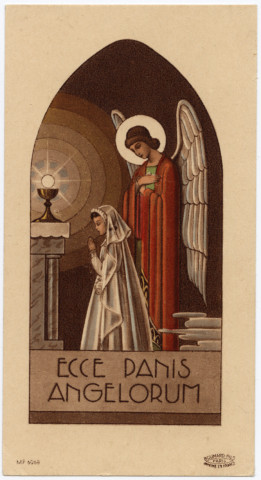 Jeune fille en prière devant l'eucharistie